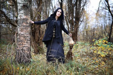 Bir ormandaki cadı elbiseli bir kadın