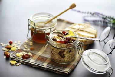 Sağlıklı kahvaltı. Süt lügatli tahıllardan Müsli.