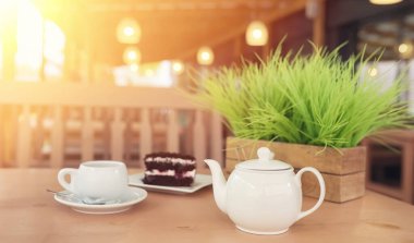 Bir içki ve bir sokak kafede tatlı su ısıtıcısı. Ket çay