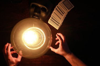 Falcı topu olan bir büyücü masası