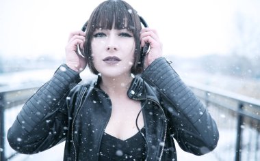 Kız müzik açık havada için dinlerken kulaklık