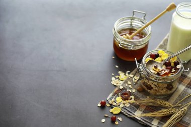 Sağlıklı kahvaltı. Süt lügatli tahıllardan Müsli.