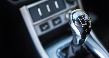 Dişli kolu. Manuel Şanzıman. C vites kayması üzerinde el