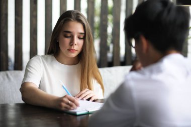 Ofiste genç insanlar bir çift