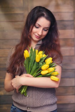 Bir buket Sarı laleler kızla. Bir hediye çiçek kız