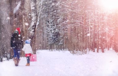 Bir kış masal, genç bir anne ve kızı bir kızak sürmek