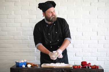 Sakallı şef aşçı yemek hazırlar