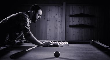 Bir sakallı bir adam büyük bir bilardo oynuyor. 12 metrelik havuz partisi