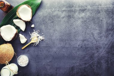 Koyu renkli bir masada hindistan cevizi. Hindistan cevizi yağı..