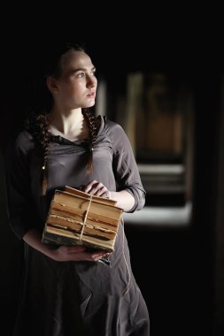 Eski Kitaplar eski evinde bir kızla