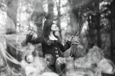 Yoğun bir orman cadı elbiseli kadın