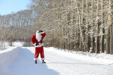 Noel Baba hediyeleri ile dışarıdan geliyor. Noel Baba kırmızı bir SÜ