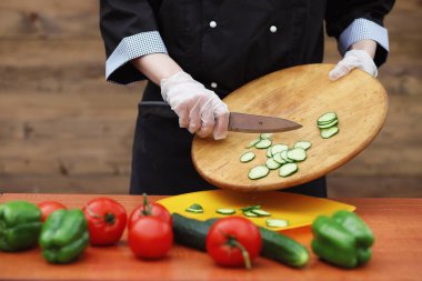 Aşçı taze çiftlik sebze keser