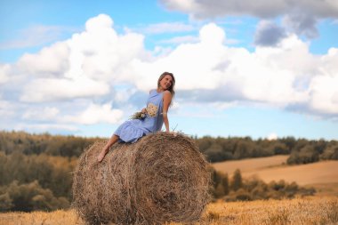 Elbiseler sonbahar alanında iki kız