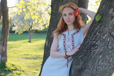 Bir sonbahar Parkta yürümek bir kız. Kızıl saçlı genç kız