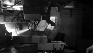 Araçları ve süreç içinde elektrikli testere ile atölye çalışması