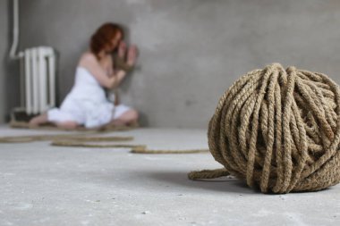 Genç kız yere bağlı. Kaçırılan kız. Kurban o