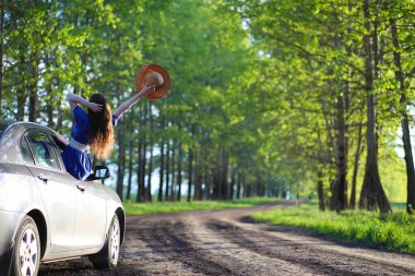 Akşam kırsalında kız