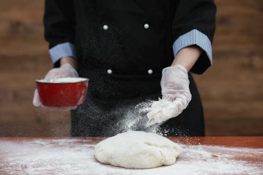 aşçı un masaya pişirme için yapar