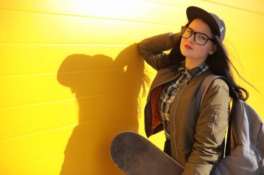 Genç hippi kız bir kaykay sürme. Kızlar kız f