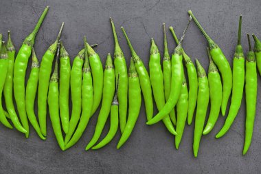 Acı yeşil biber. Siyah Şili biberi..