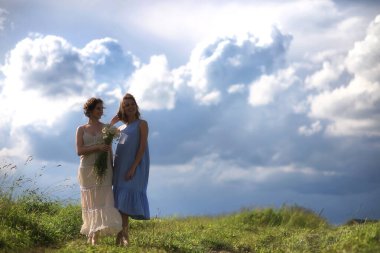 Genç kızlar alanına yürüyor