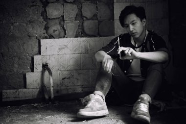 Genç bir adam uyuşturucu alır