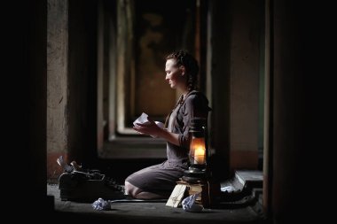 Eski Kitaplar eski evinde bir kızla