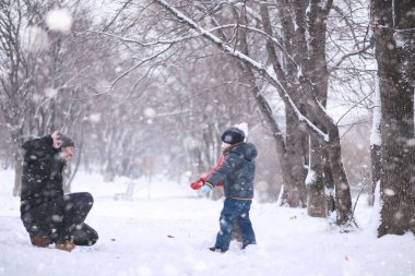 Çocuklar parkta ilk kar yürümek