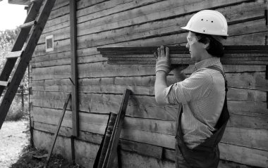 Siyah beyaz işçi elbiseli adam.