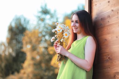 sonbaharda bir buket ile güzel kız