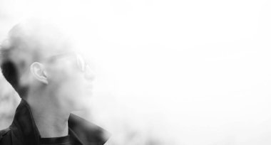 Asya genç adam açık havada poz siyah beyaz fotoğraf