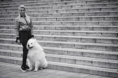 Güzel bir köpekle yürüyüşe çıkmış güzel bir kız. 