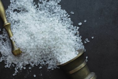 Büyük deniz tuzu. Baharat. Havan ve tokmak öğütmek için.