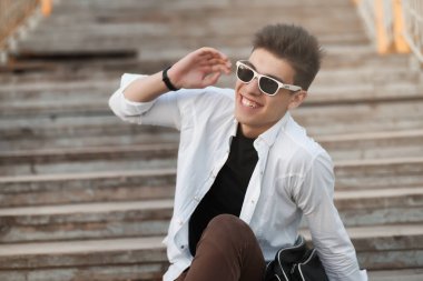 Genç sonbahar Parkta yürümek çift 