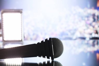 Koridorun önündeki sahnede mikrofon. Performans devam ediyor