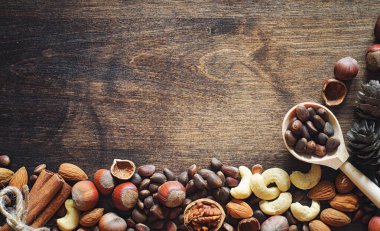 Ahşap bir masa farklı fındık. Sedir, kaju fıstığı, fındık, walnu