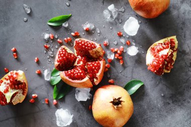 Masanın üzerinde olgun nar taneleri var. Nar suyu..