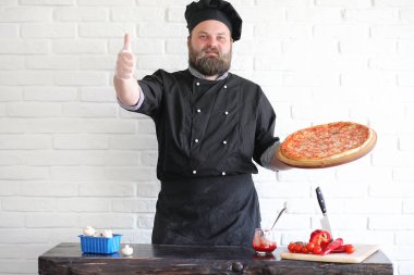 Sakallı şef aşçı yemek hazırlar