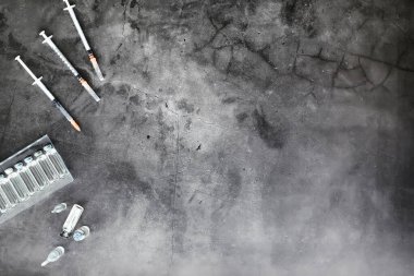 Aşılama. Tek kullanımlık şırıngalar ve V ile test tüpleri.