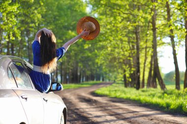 Akşam kırsalında kız