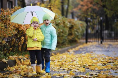 Çocuk sonbahar Park walk