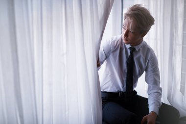 Genç Asyalı işadamı beyaz gömlek ve kravat