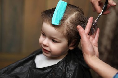 Küçük bir çocuk kuaförparlak duygular kesilmiş 