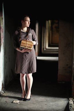 Eski Kitaplar eski evinde bir kızla