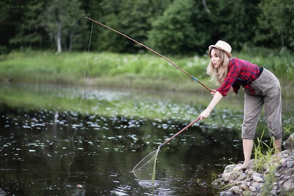 Fille au bord de la rivière avec une canne à pêche — Photo