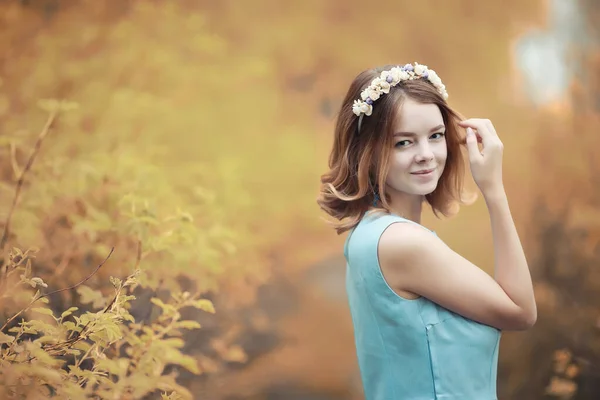 Ung flicka på en promenad i höst — Stockfoto