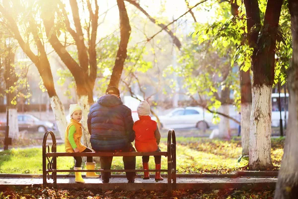 Gyermekek járni az őszi Park — Stock Fotó