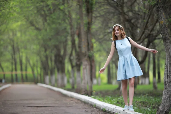 Chica en vestido azul en el parque verde — Foto de Stock