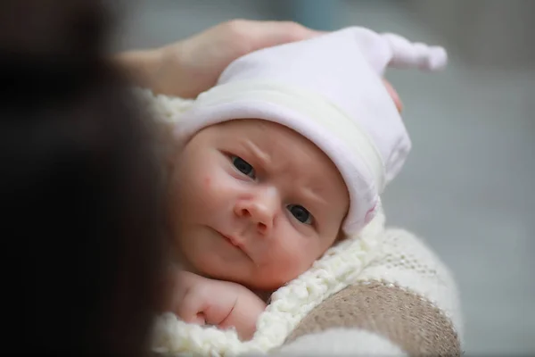 Baby pasgeboren slapen verpakt in een deken — Stockfoto